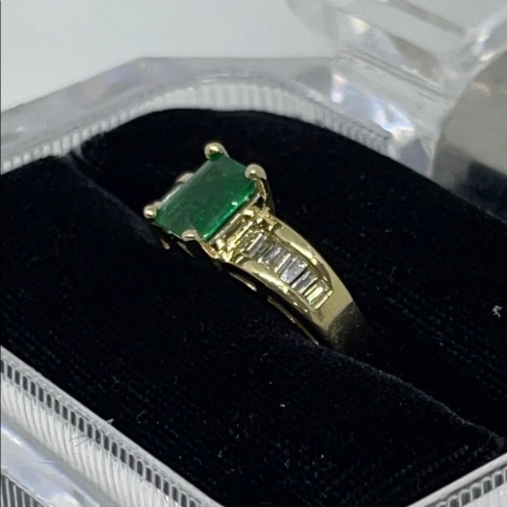 Lady’s 14K Gold Emerald & Diamond Ring Size 7 - Picture 3 of 8
